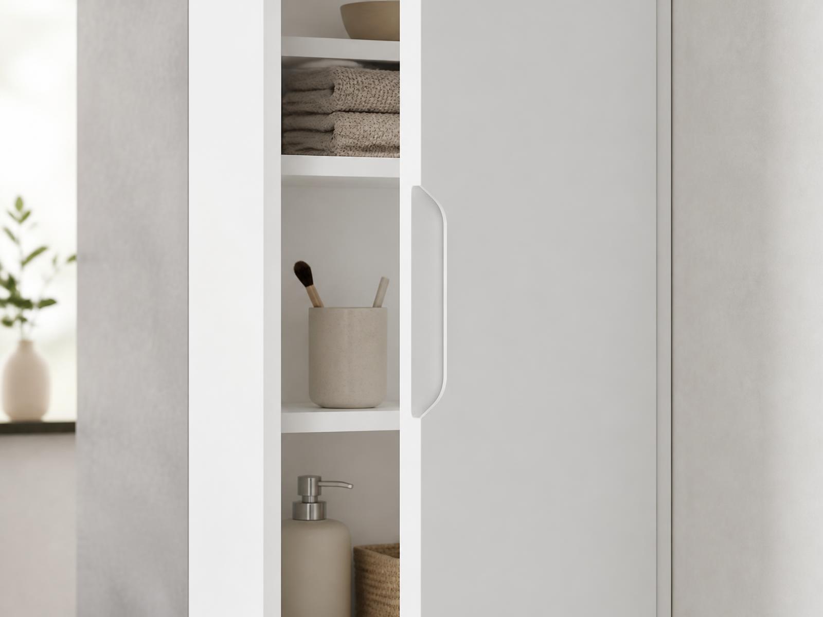 Detalj av öppen dörr på Cabinex högskåp med integrerat handtag och inredning